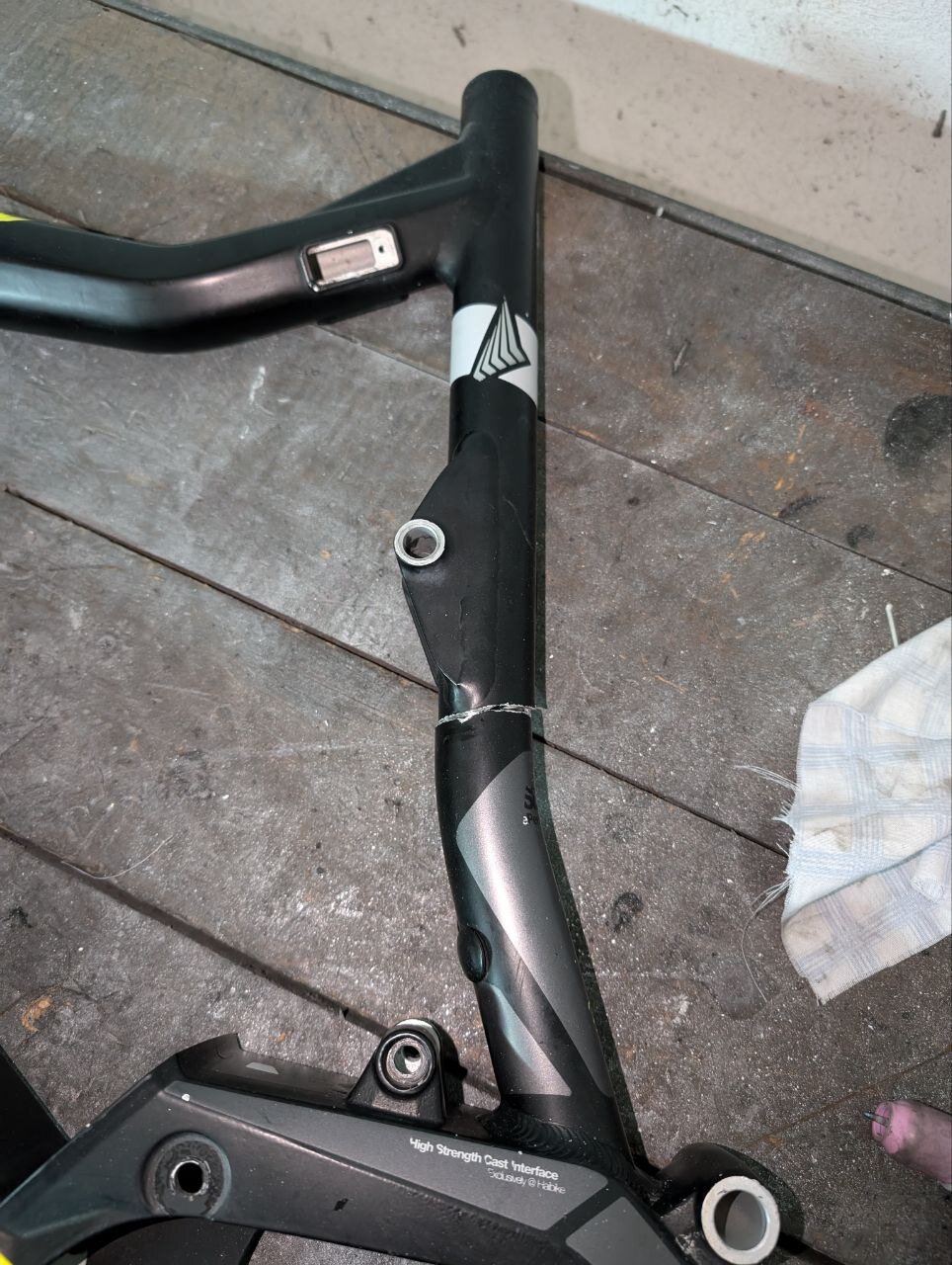 Cuadro de bicicleta de aluminio con grieta antes de la reparación