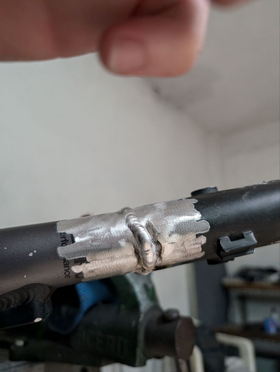 Soldadura terminada en tubo de cuadro de bicicleta de aluminio