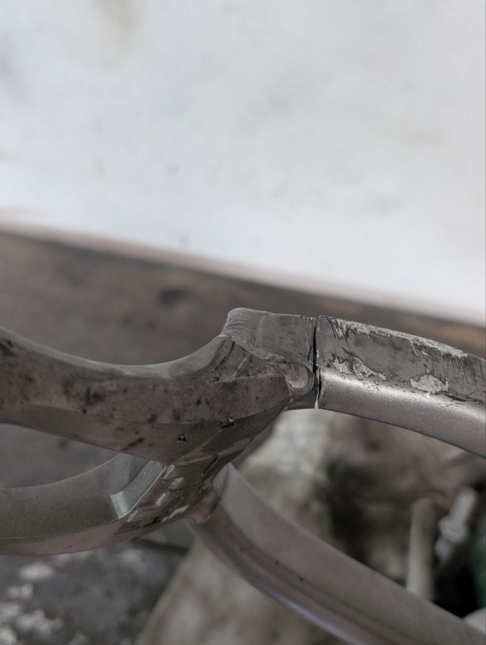 Rotura en basculante de aluminio de bicicleta antes de soldar