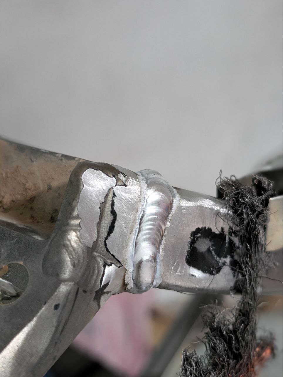 Cordón de soldadura TIG en basculante de aluminio de bicicleta