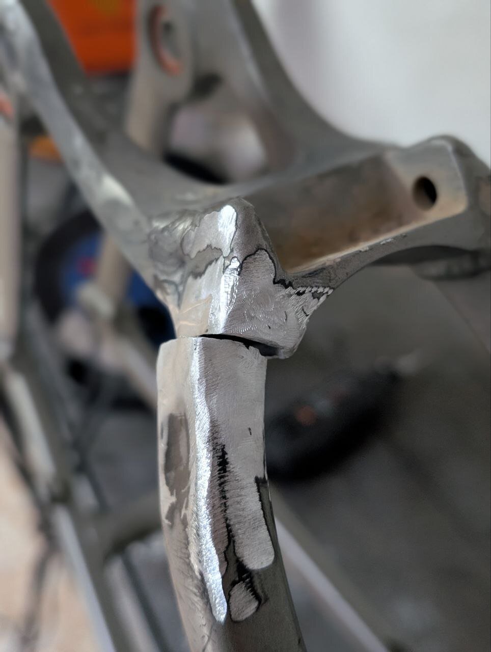 Soldadura de refuerzo en basculante de aluminio de bicicleta