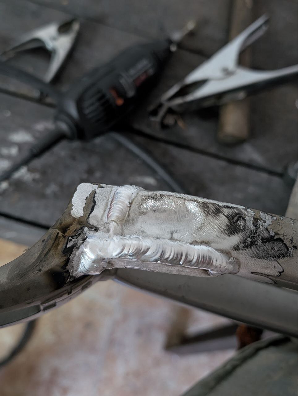 Cordón de soldadura de refuerzo en tirante de basculante de aluminio