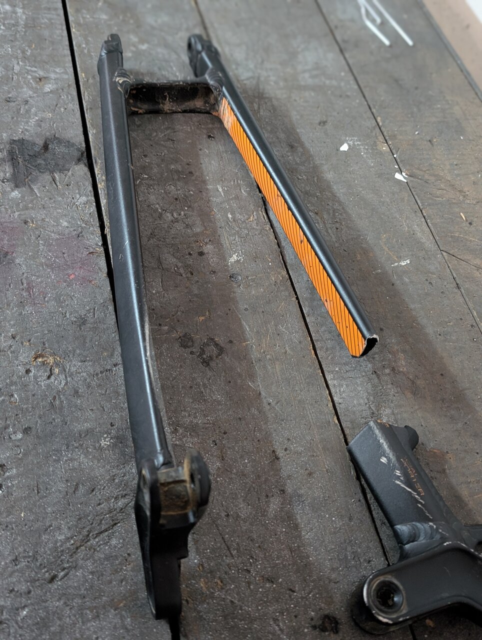 Horquilla de bicicleta de aluminio rota antes de la reparación