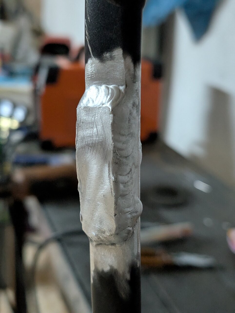 Soldadura de refuerzo terminada en tubo de aluminio de bicicleta