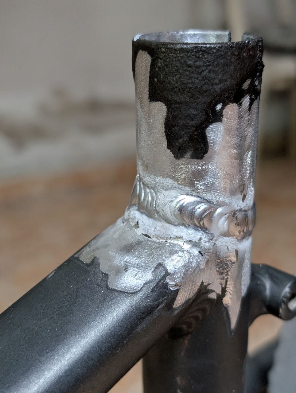 Cordón de soldadura en tija de sillín de bicicleta de acero