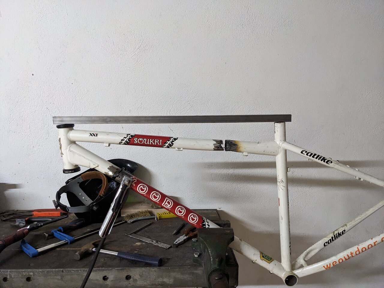 Cuadro de bicicleta Catlike de acero al carbono en proceso de restauración