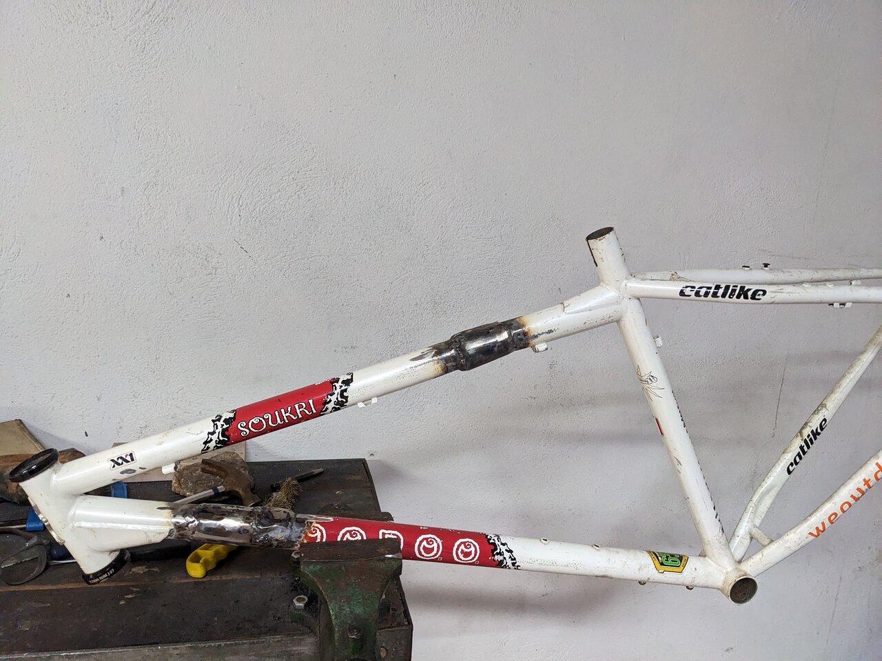 Cuadro de bicicleta de acero al carbono con soldadura de restauración terminada
