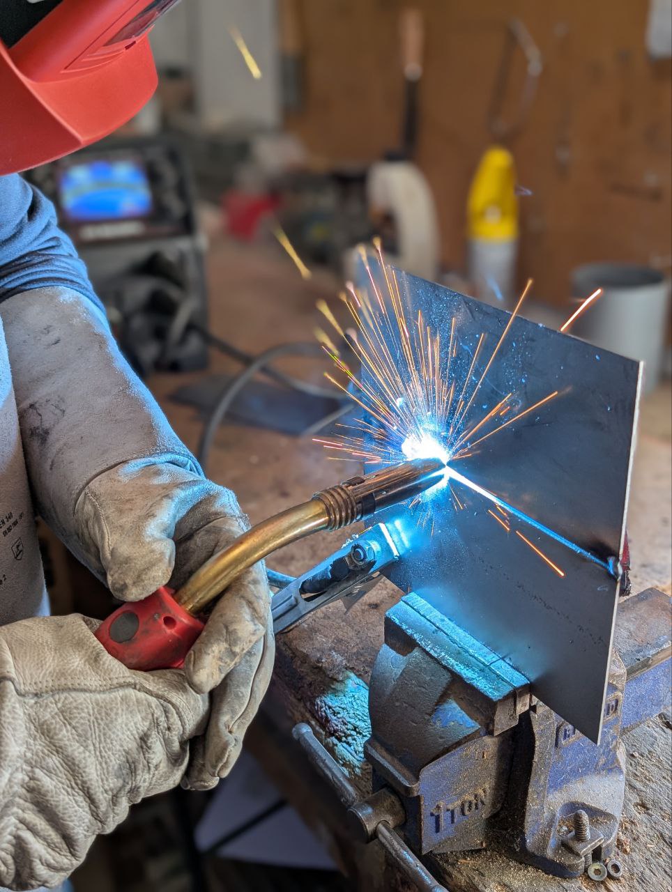 Práctica de soldadura MAG con proyección de chispa