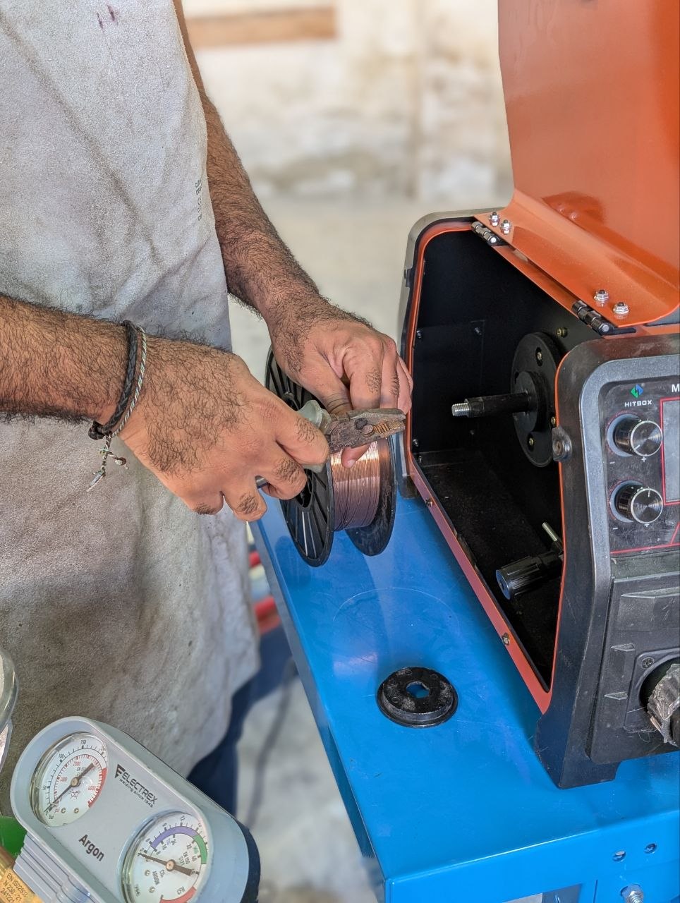 Preparación de hilo de soldadura MAG en la máquina