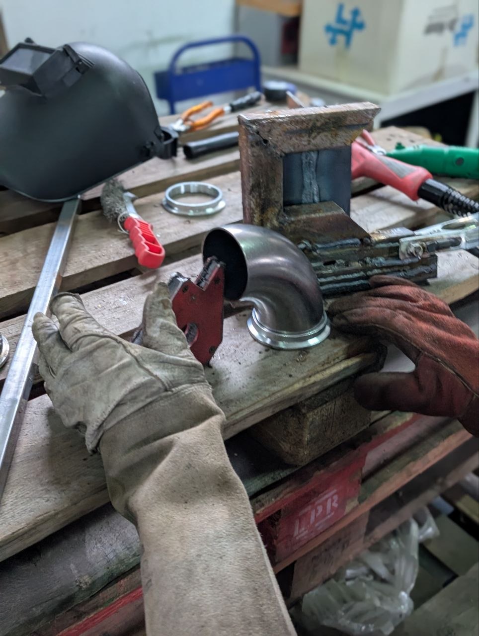 Preparación de codo de tubo para unión con soldadura MAG