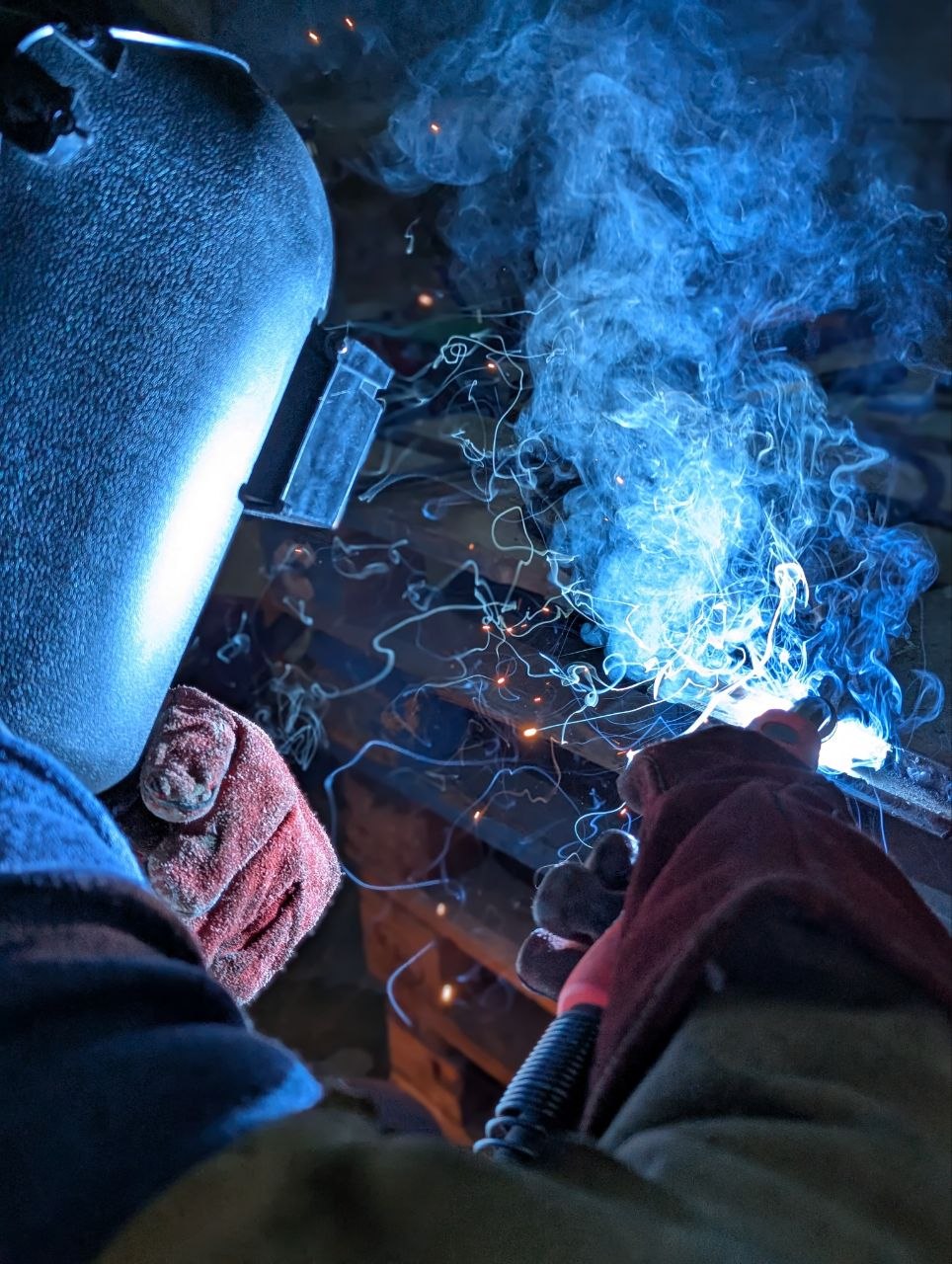 Soldadura MAG con proyección de humo en taller