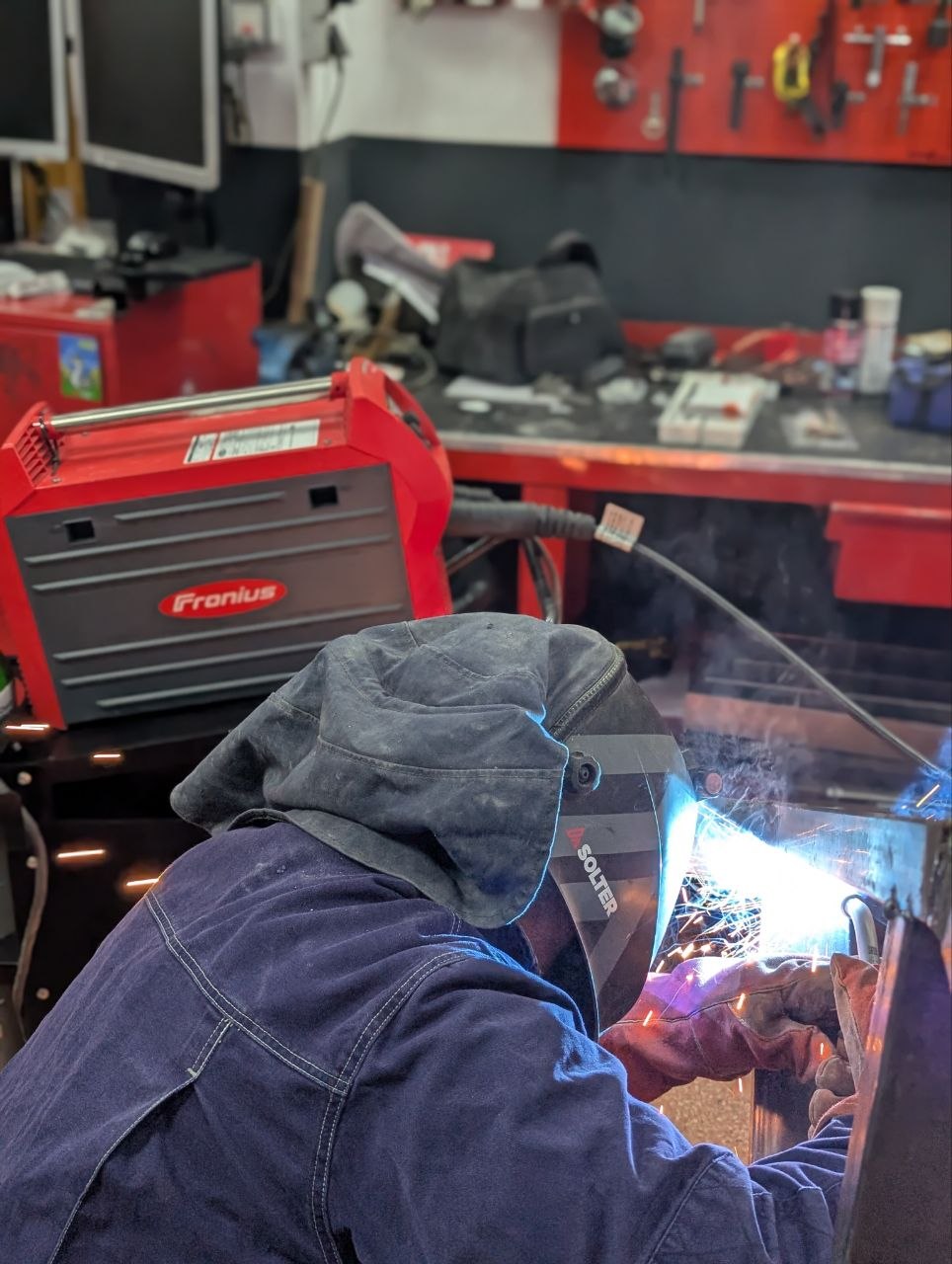 Formación MAG con equipo Fronius en carpintería metálica