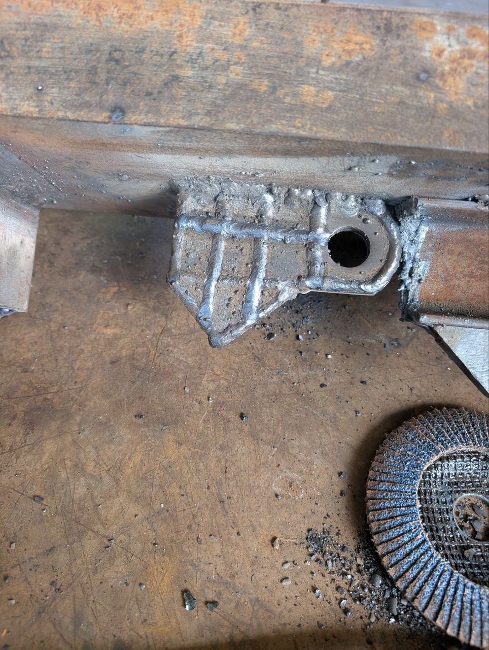 Reparación soldada con electrodo 6013 en pieza metálica