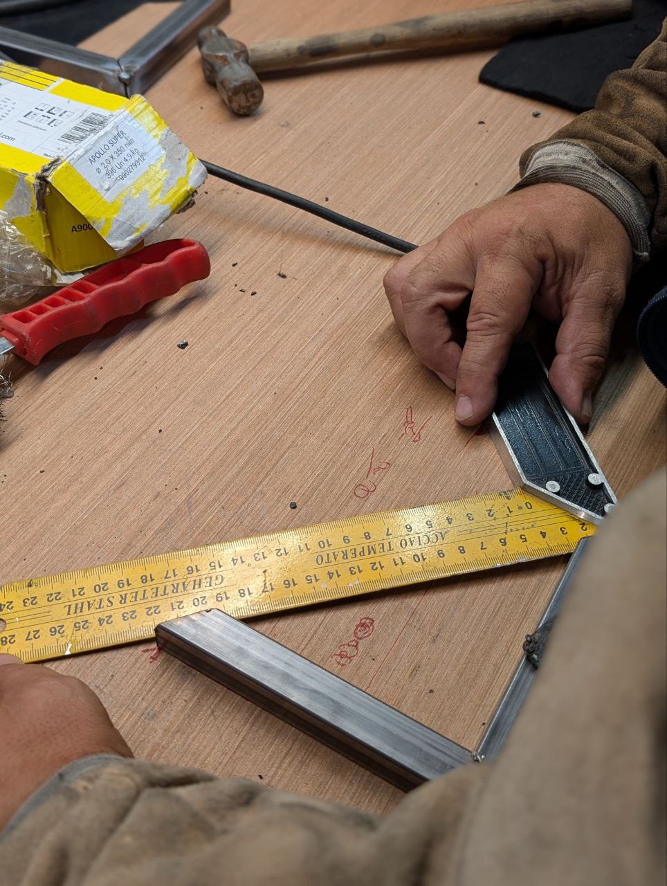 Medición y trazado previo a la soldadura de estructura