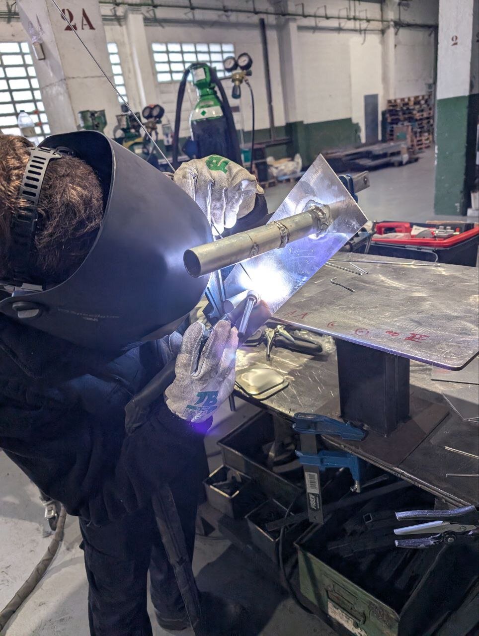 Formación TIG en unión de tubo y chapa metálica