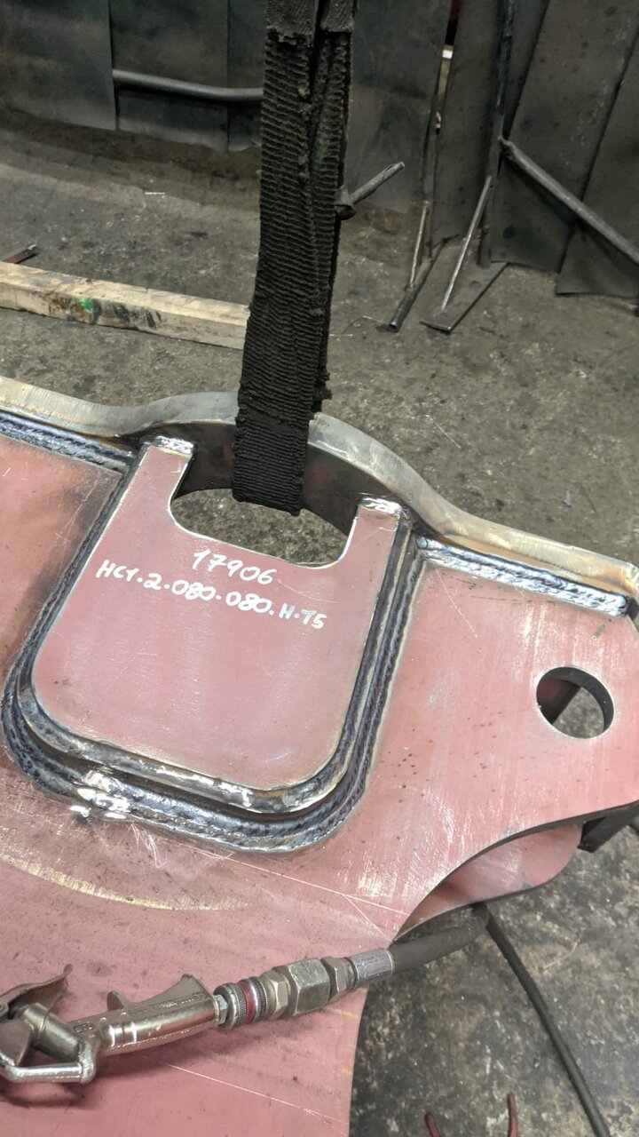 Detalle de soldadura multicordón en pieza de maquinaria industrial