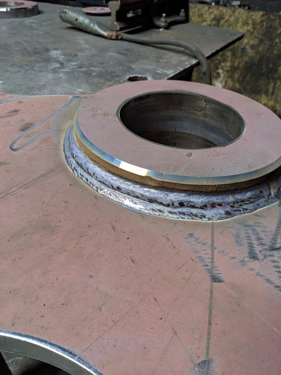 Soldadura circular multicordón en componente de maquinaria industrial