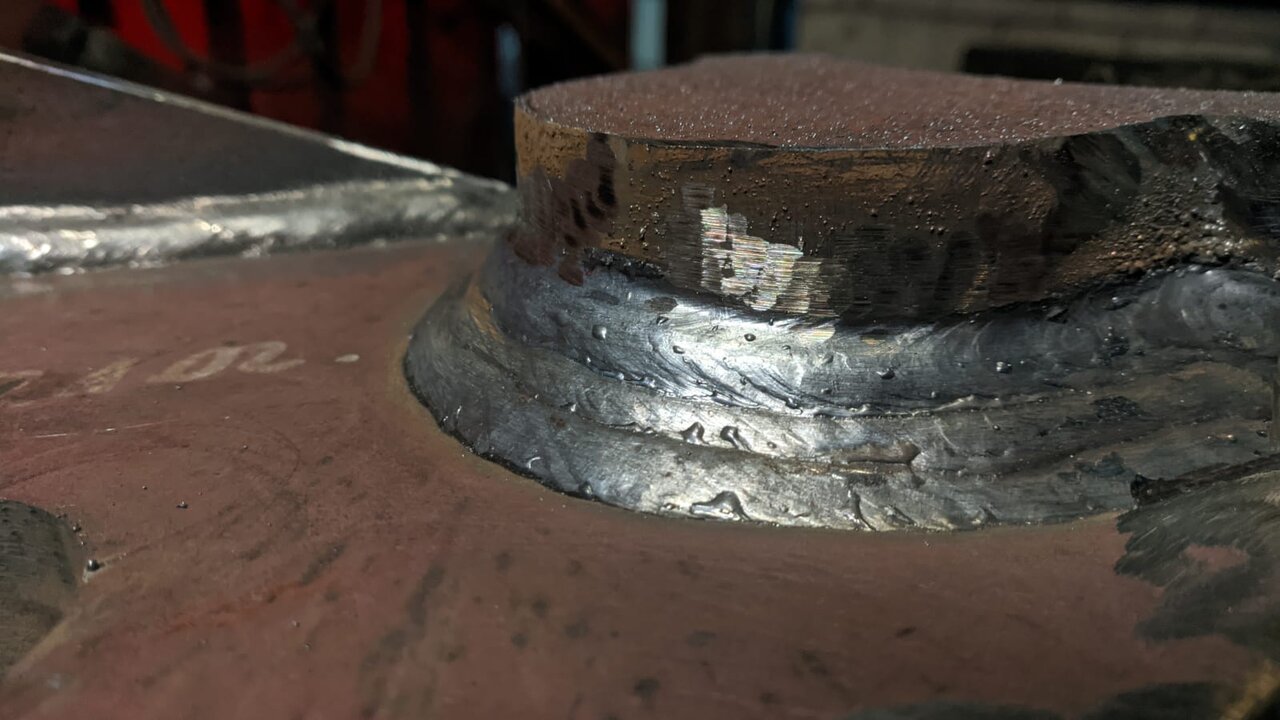Cordón de soldadura de refuerzo en pieza de acero Dillimax