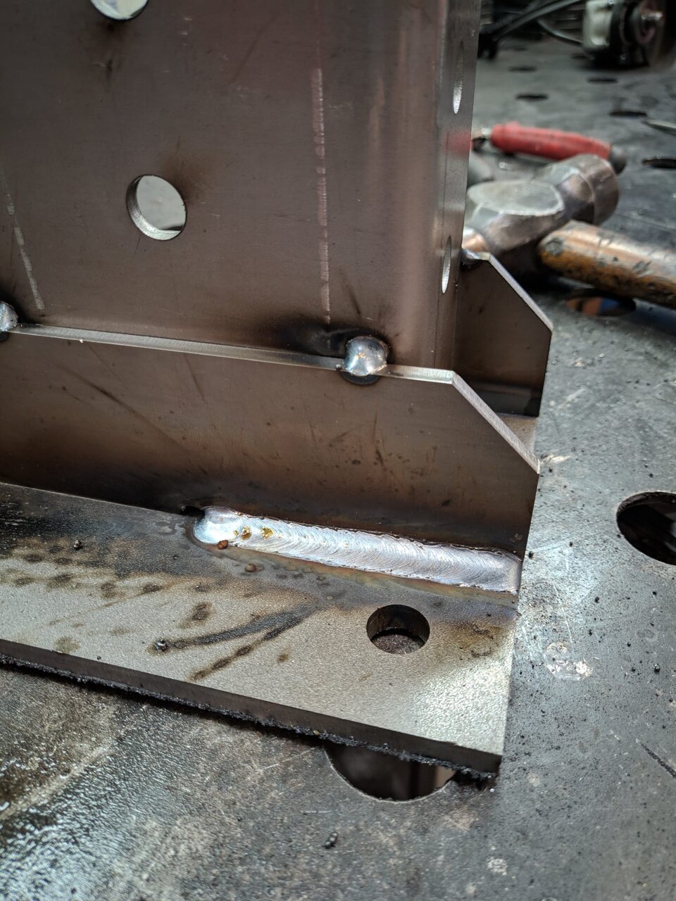 Soldadura de refuerzo en estructura de acero al carbono