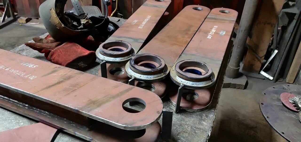 Piezas de acero al carbono con casquillos soldados listas para montaje