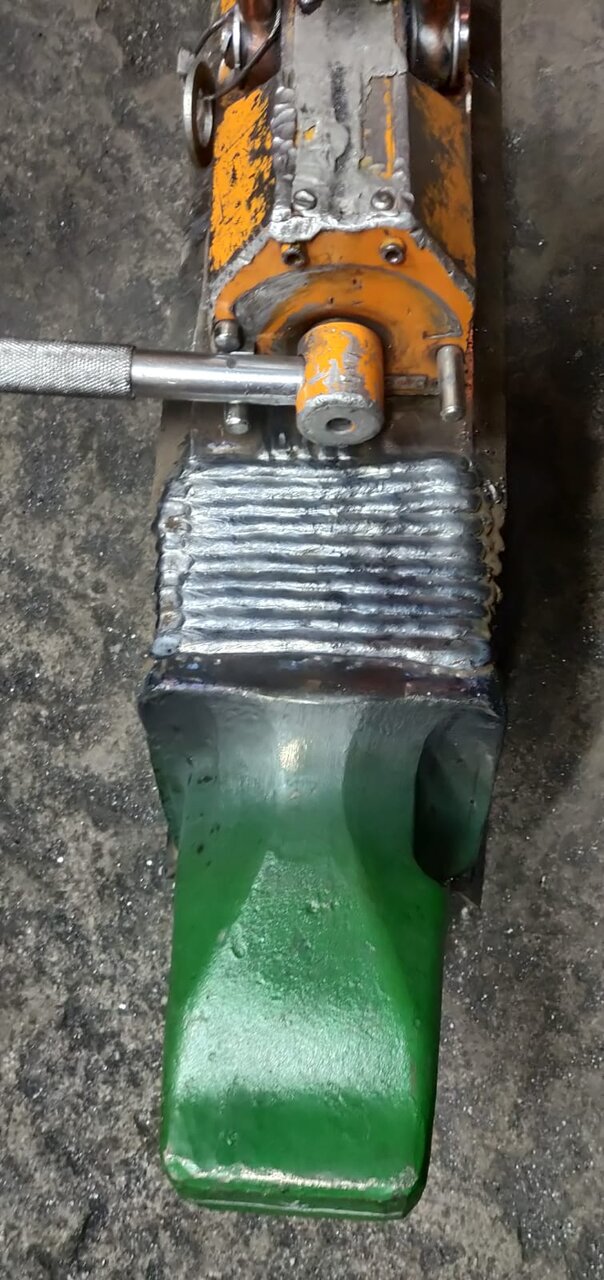 Soldadura de reparación en cuchara de maquinaria con acero al manganeso