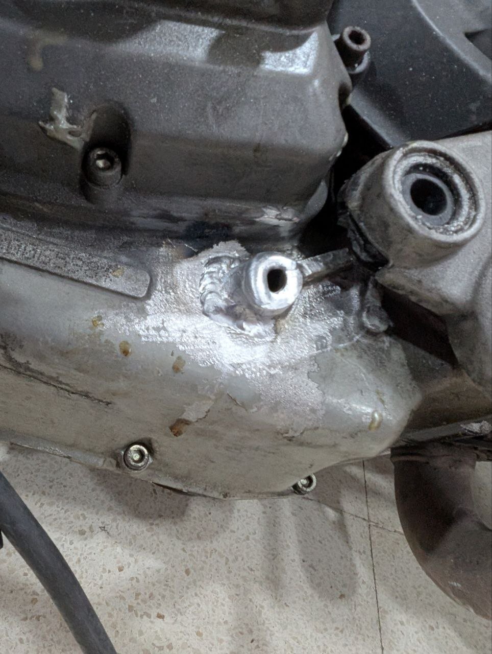 Soldadura de anclaje roto en cárter de motocicleta de aluminio