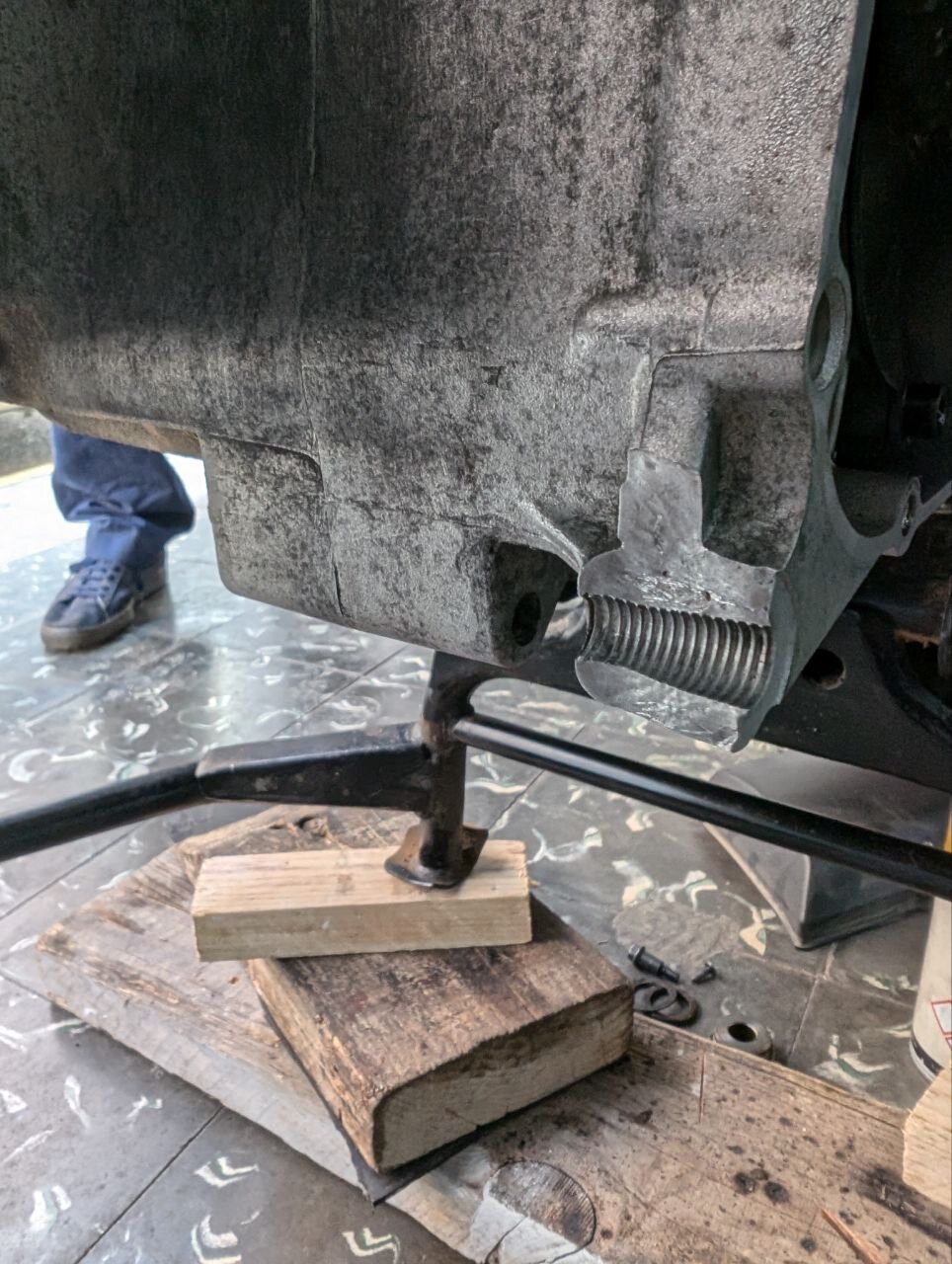 Grieta en chasis de aluminio de motocicleta antes de reparar