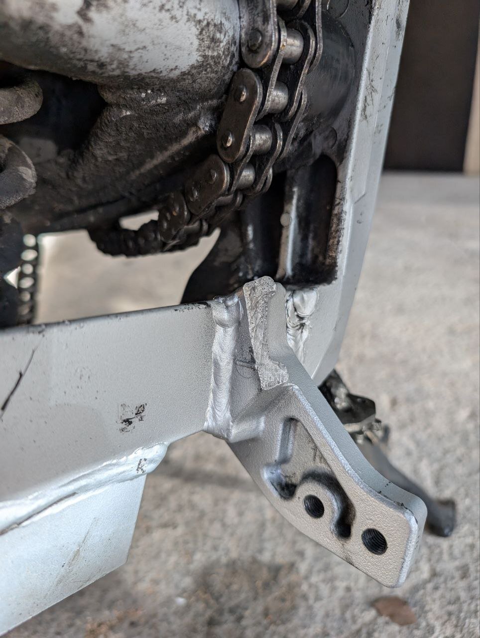 Soldadura de reparación en soporte de chasis de motocicleta de aluminio