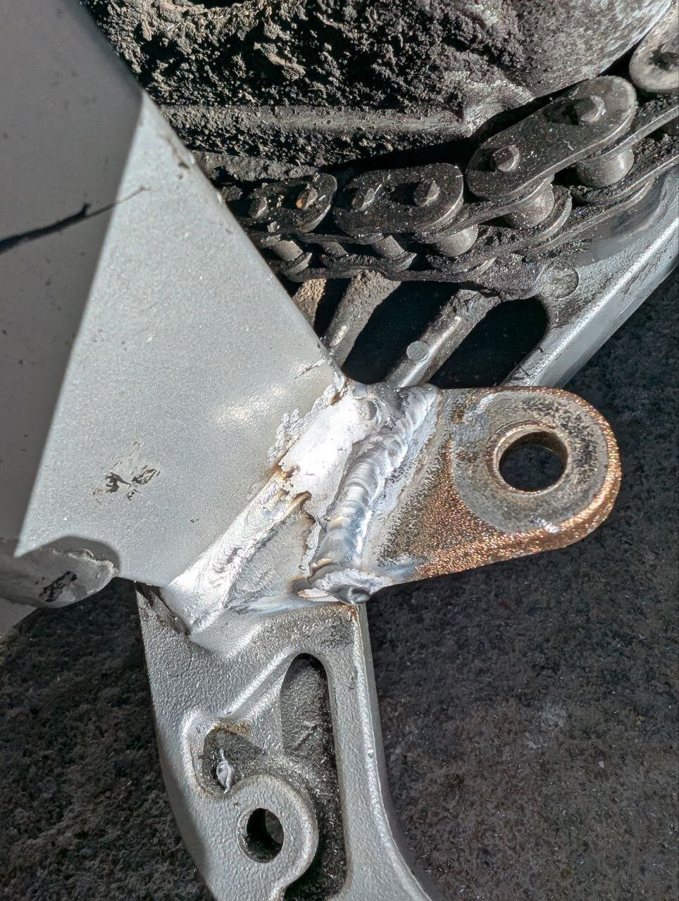 Cordón de soldadura en anclaje de chasis de aluminio de motocicleta