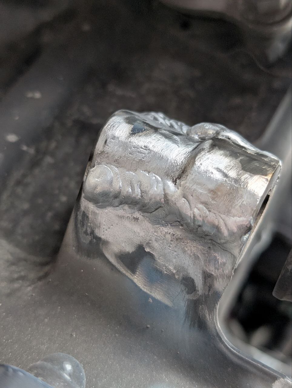 Soldadura de refuerzo terminada en soporte de aluminio de motocicleta
