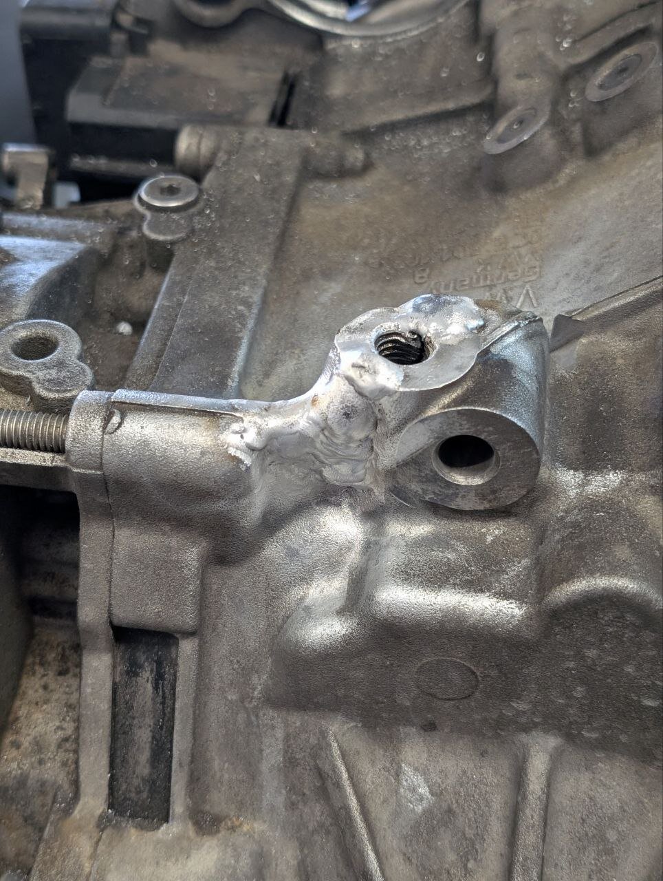 Soldadura de anclaje en bloque motor de aluminio de fundición