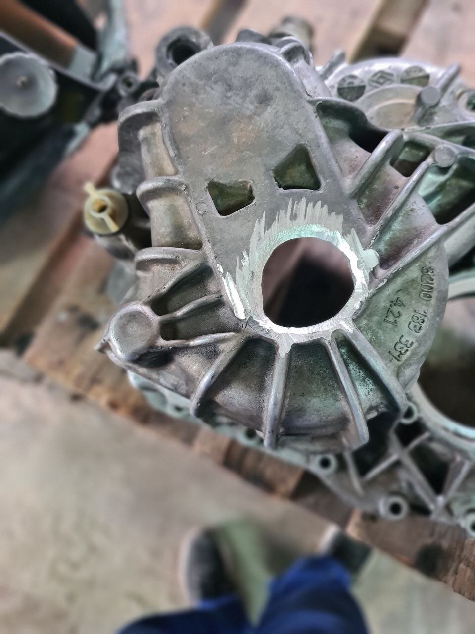 Cárter de aluminio con grieta antes de reparar