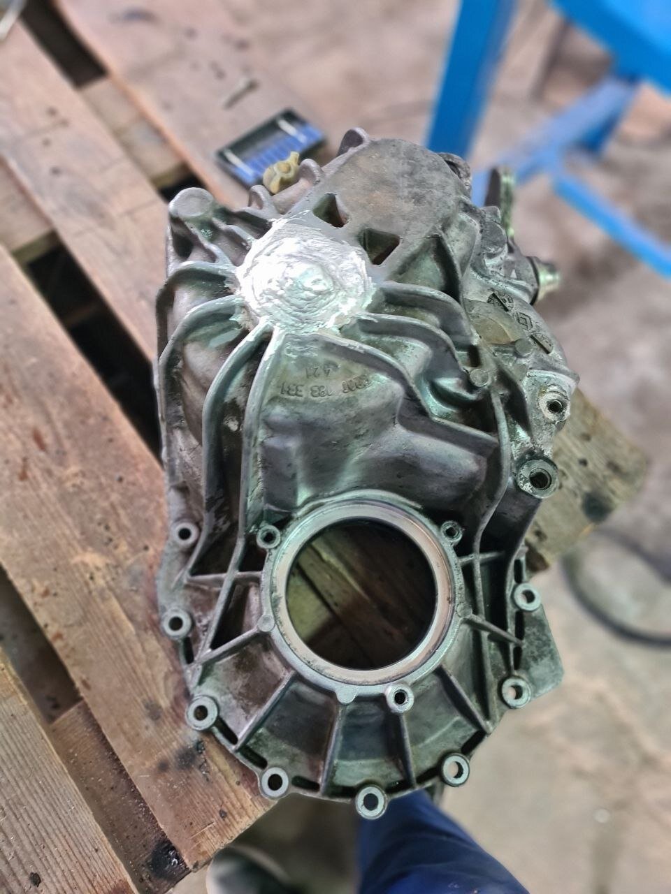 Cárter de aluminio de fundición con soldadura de reparación terminada