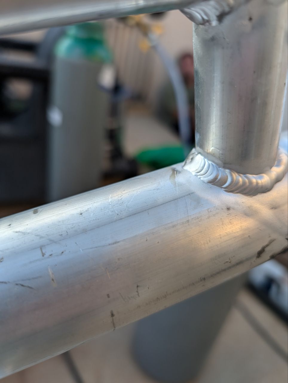 Cordón de soldadura en tubo de aluminio de estructura de puente