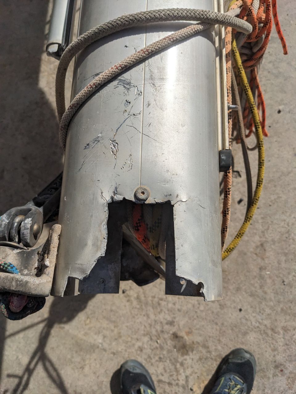 Mástil de aluminio dañado antes de reparar