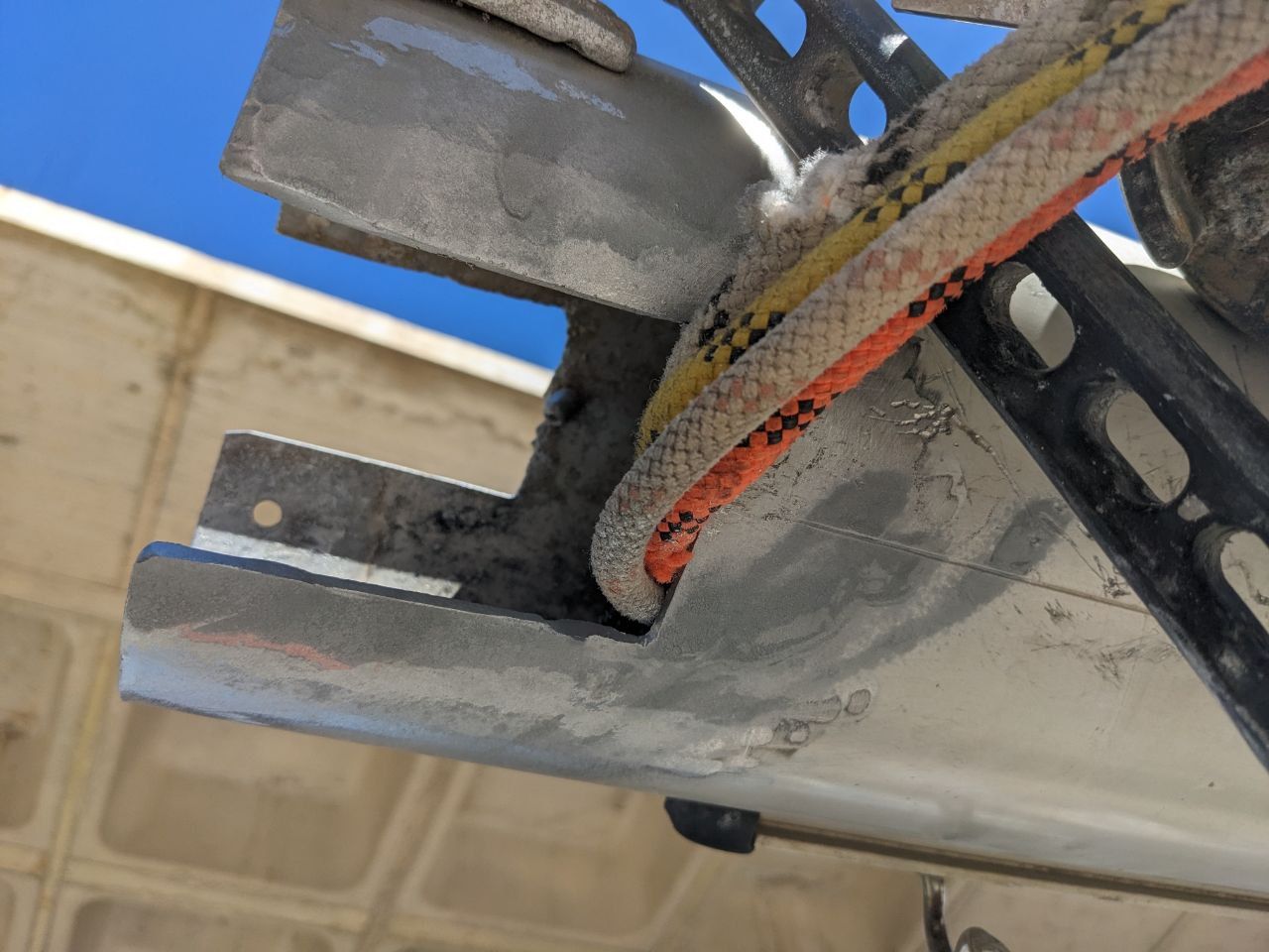 Detalle de rotura en herraje de mástil de aluminio