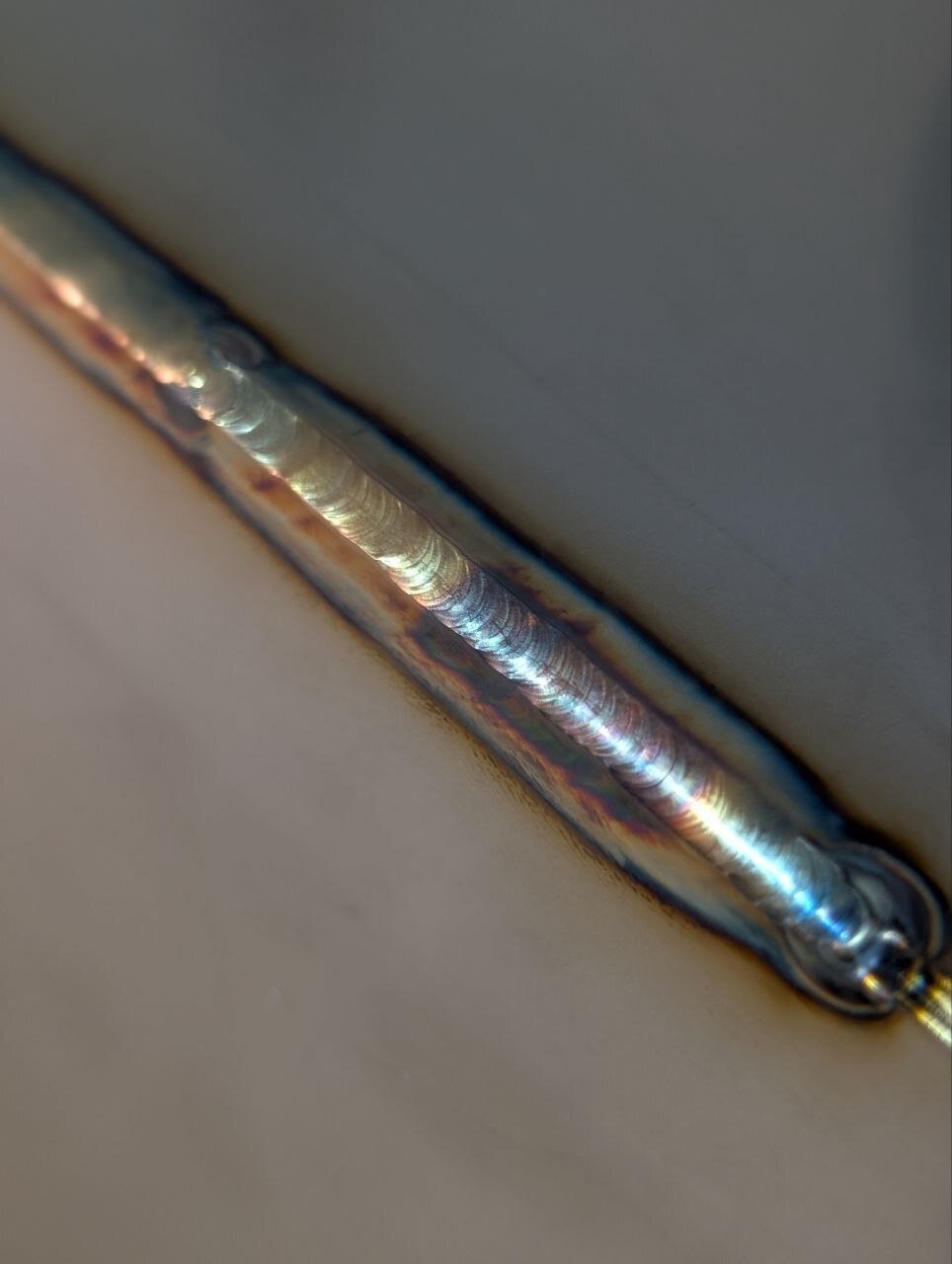Cordón de soldadura TIG en pieza tubular de acero inoxidable 304L