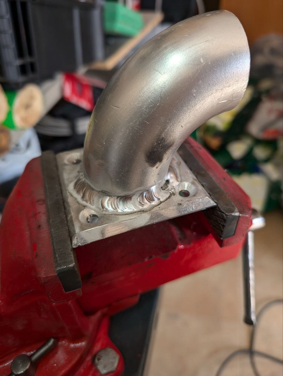 Soldadura de codo de tubo de aluminio a placa base