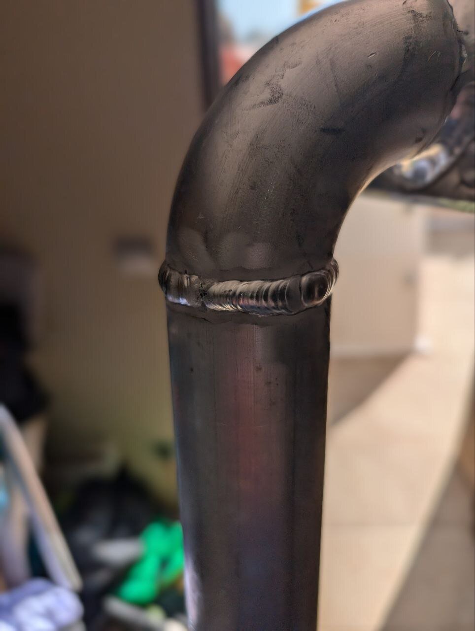 Cordón de soldadura circular en unión de tubo de aluminio
