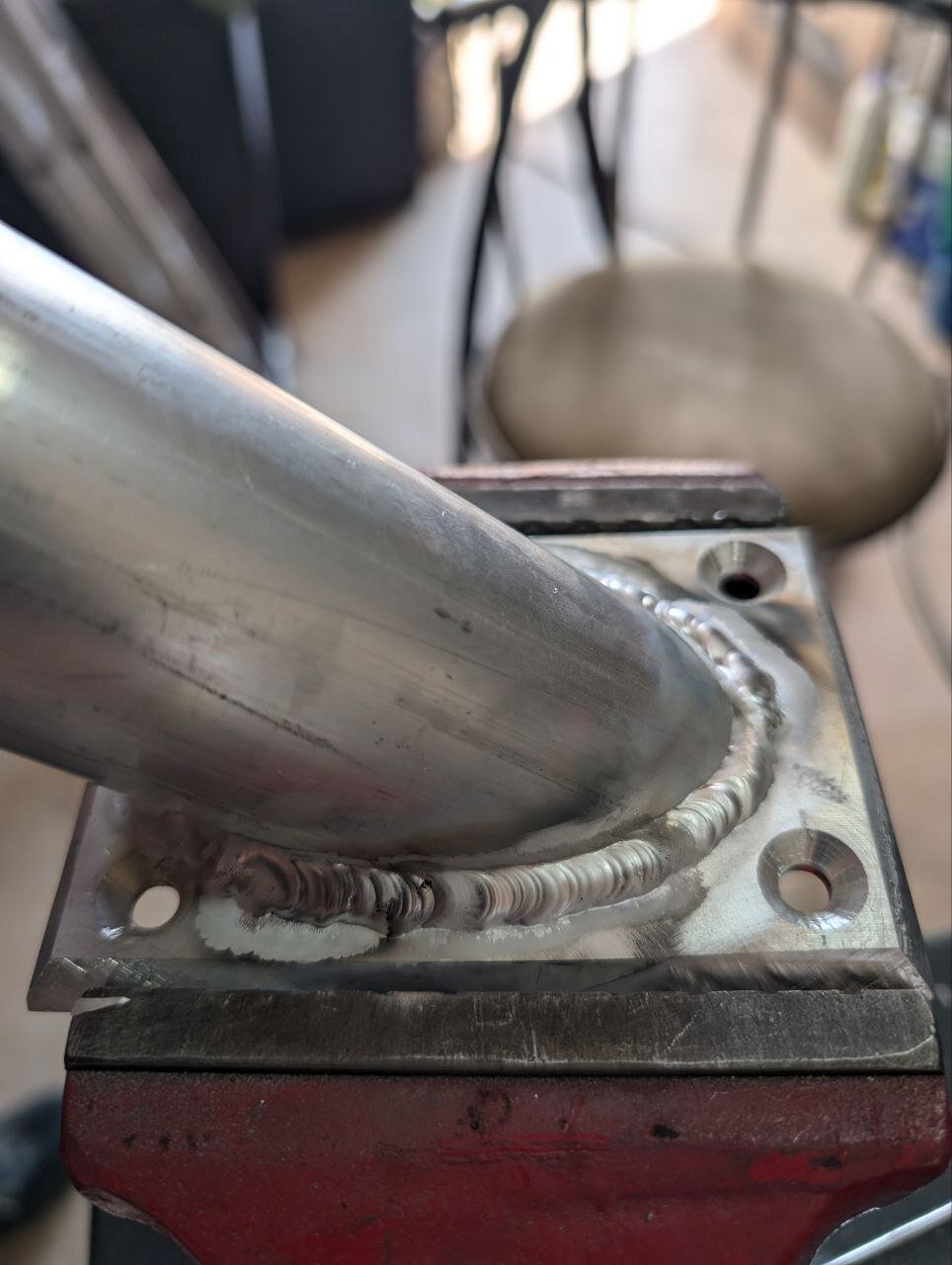 Soldadura de tubo de aluminio a escuadra de fijación