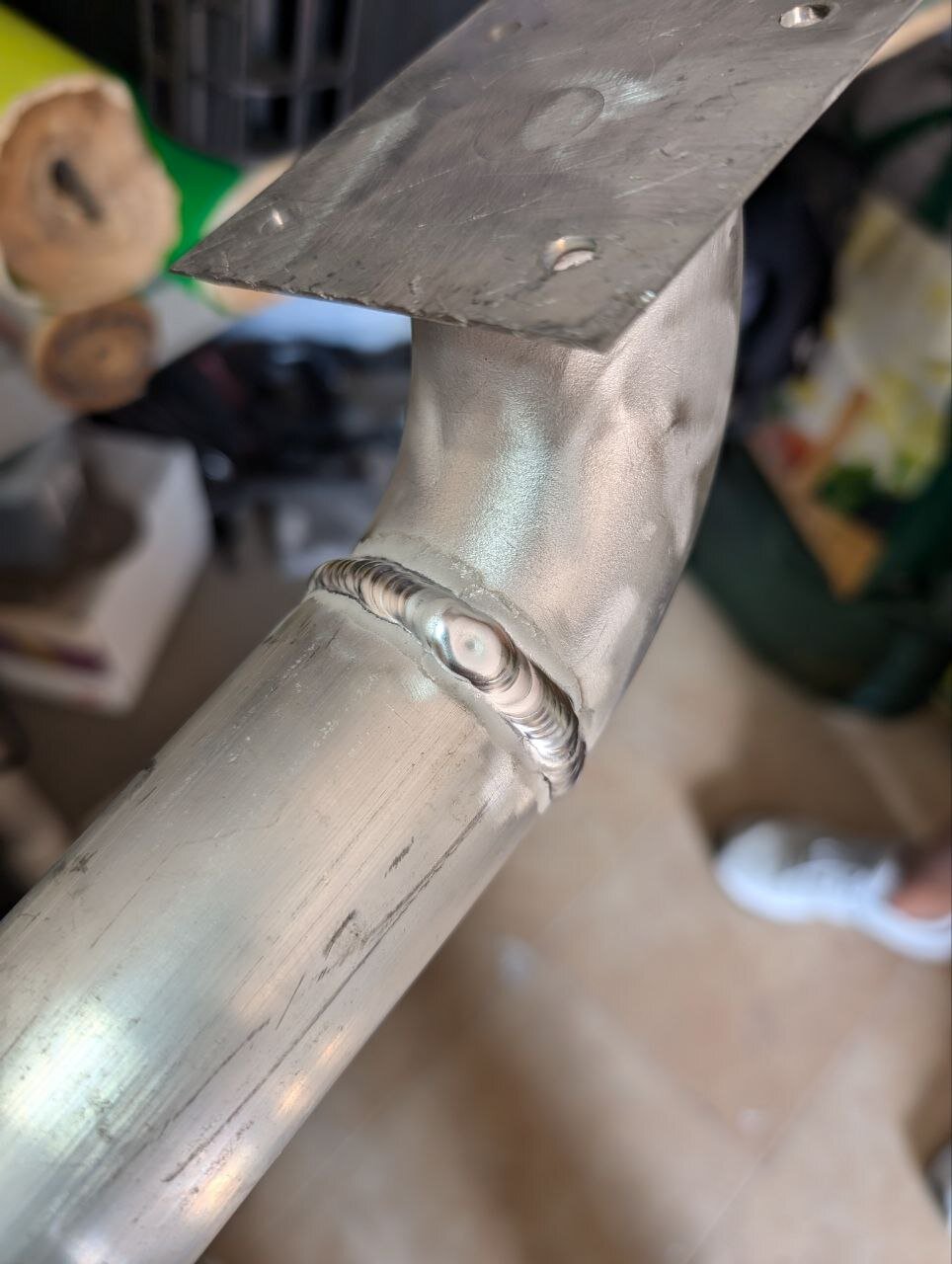 Soldadura de codo de aluminio con placa de anclaje