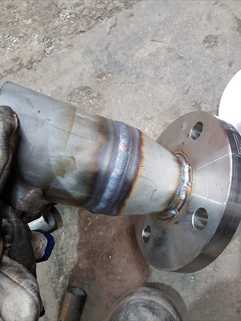 Soldadura de codo a brida en pieza de acero al carbono