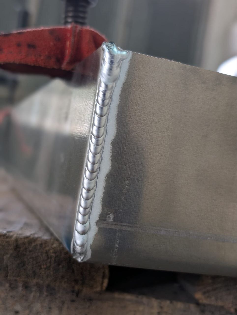 Cordón de soldadura de esquina en depósito de aluminio estructural