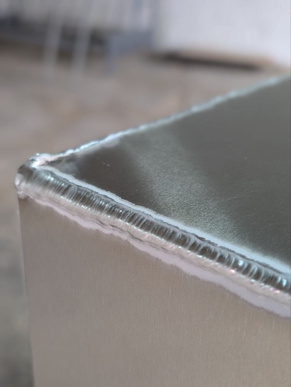 Soldadura de esquina en chapa de aluminio pulido