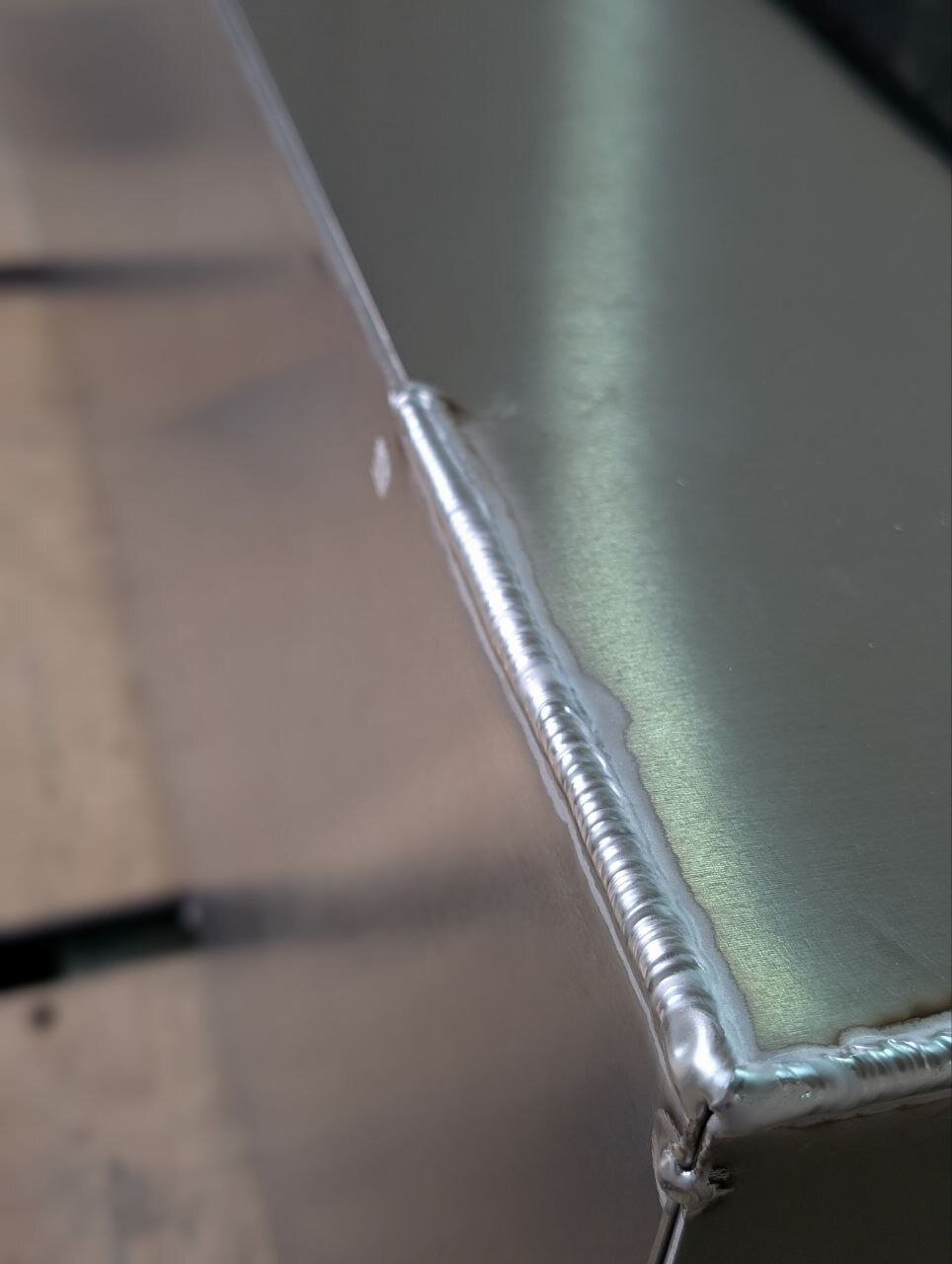 Cordón de soldadura de esquina en depósito de aluminio