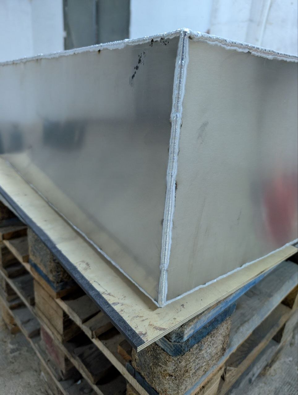 Depósito de aluminio estructural terminado con soldaduras de esquina