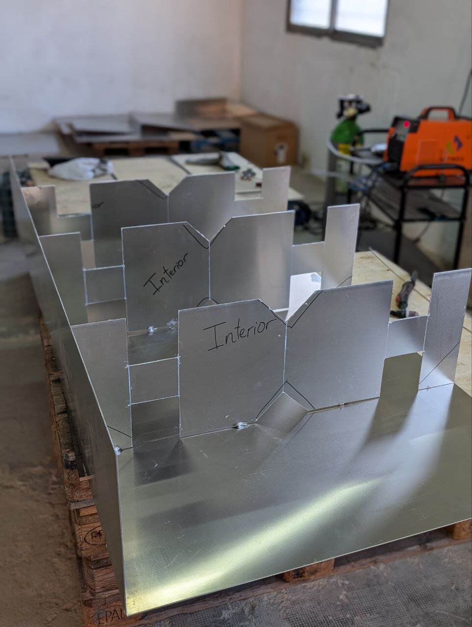 Estructura de depósito de aluminio 5754 en proceso de montaje