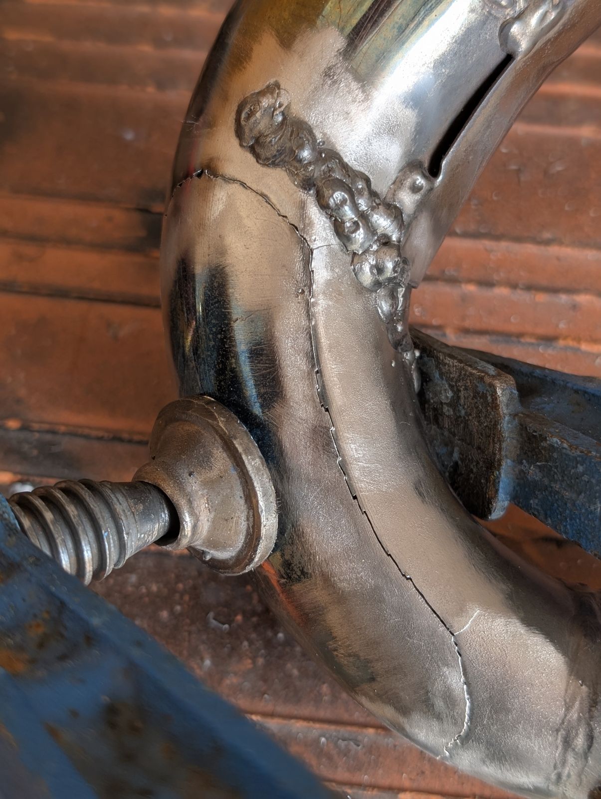 Detalle de reparación soldada en tubo de escape