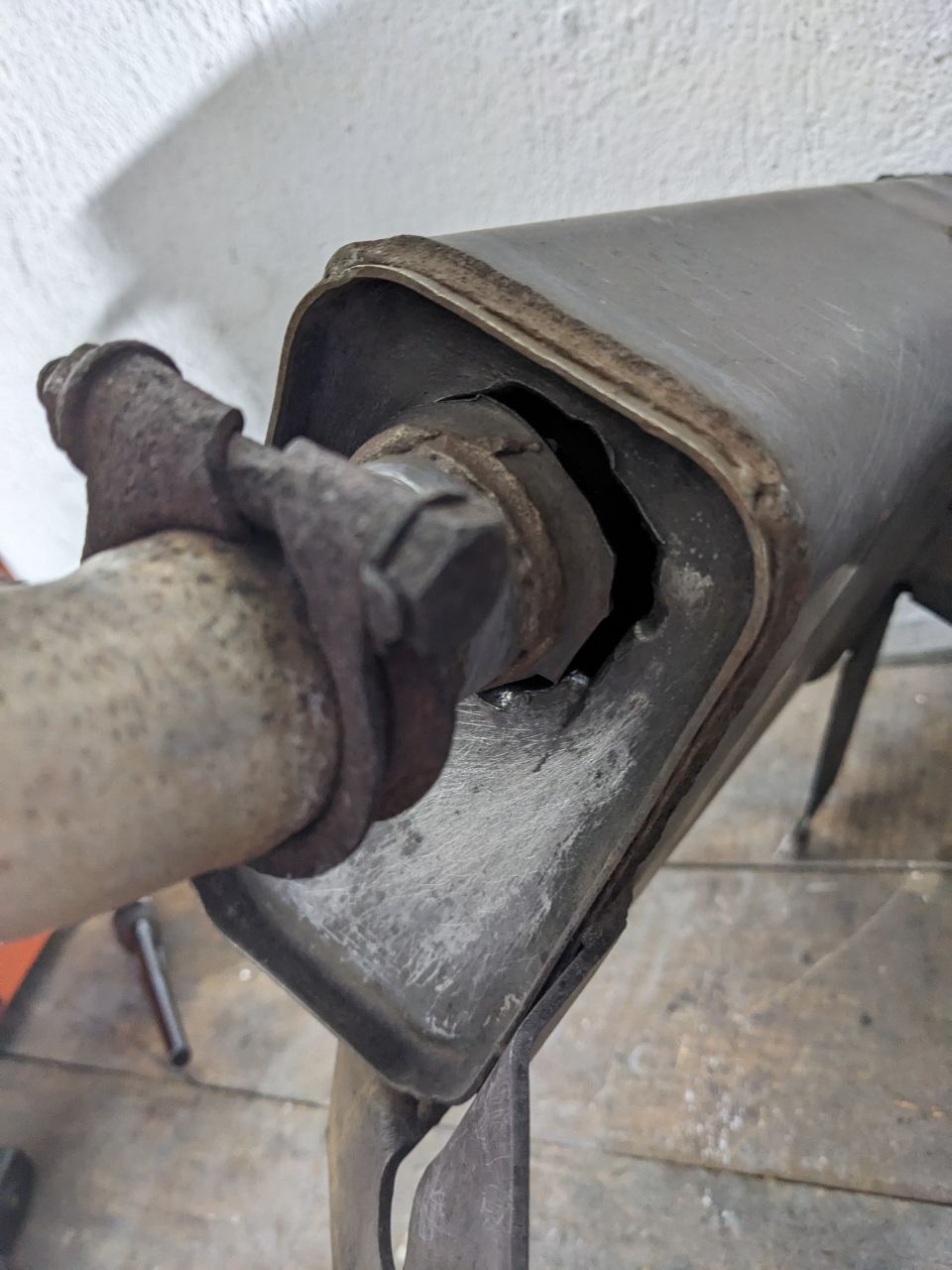 Tubo de escape con daño antes de restaurar