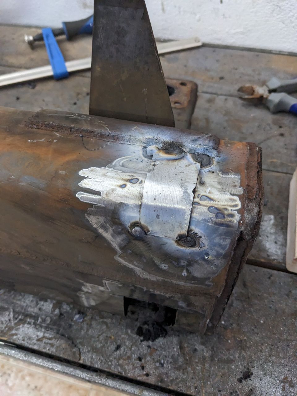 Soldadura de parche en restauración de tubo de escape